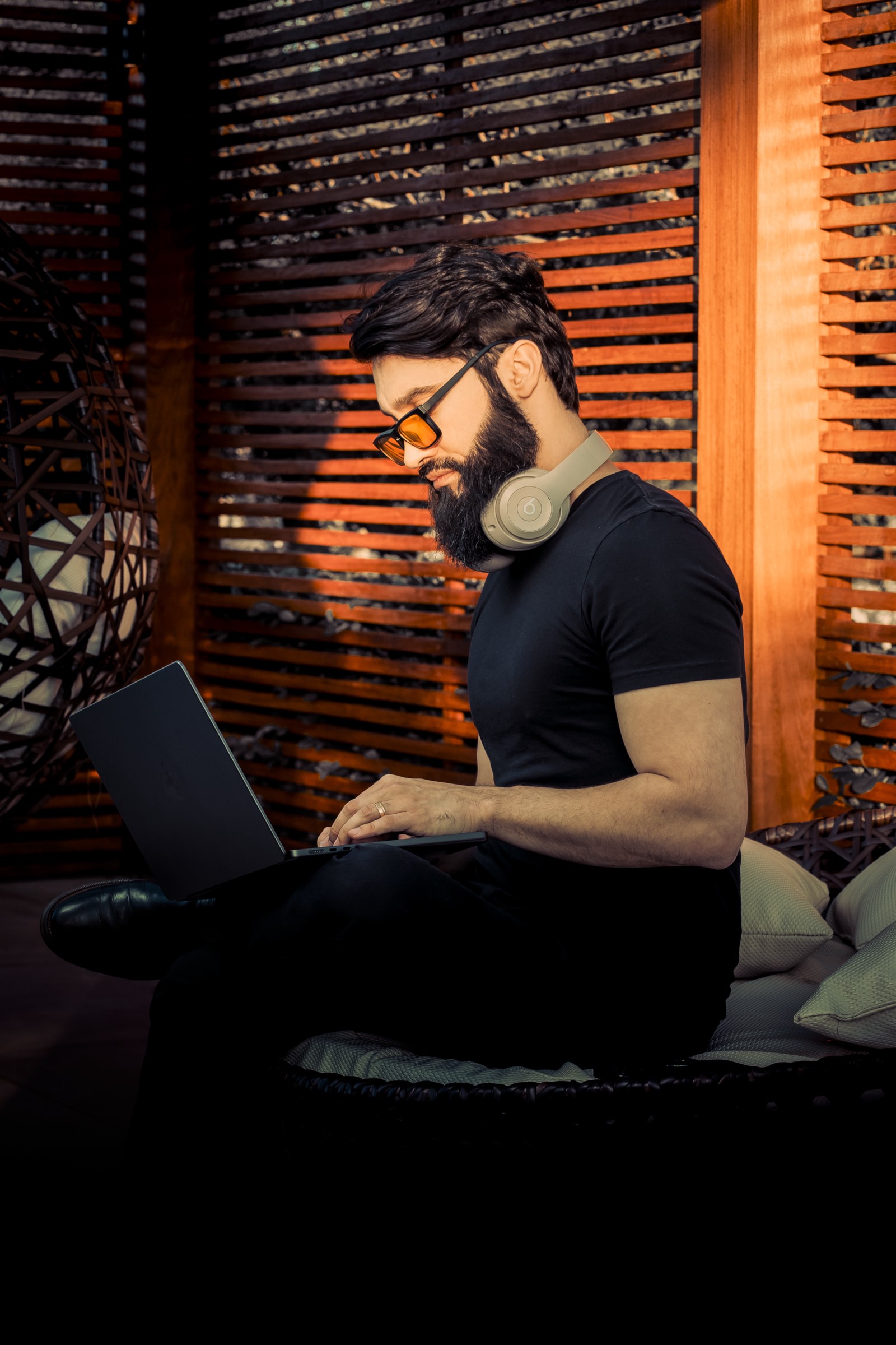 Alan Nicolas trabalhando em seu computador